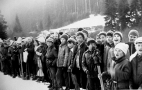 č. 06 - 1975 - Pred štartom lyžiarskych pretekov